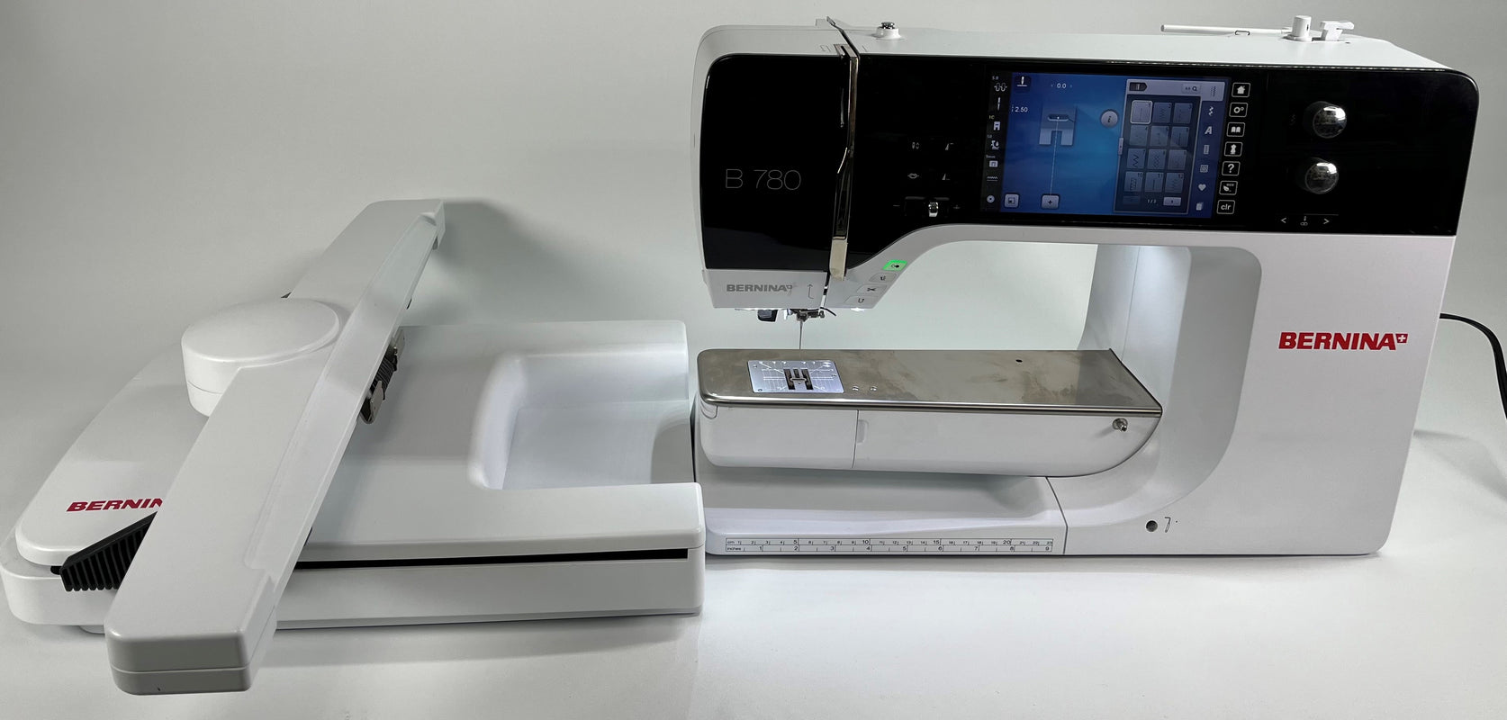 used BERNINA 780 sewing & embroidery machine (low usage) Aurora